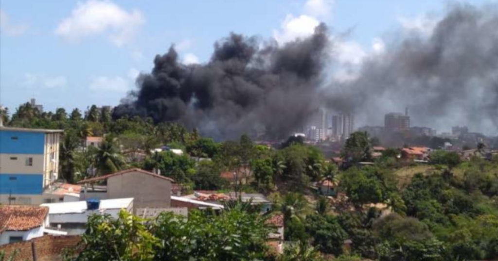 Incêndio em construtora atinge vegetação e causa pânico no bairro da Serraria, em Maceió