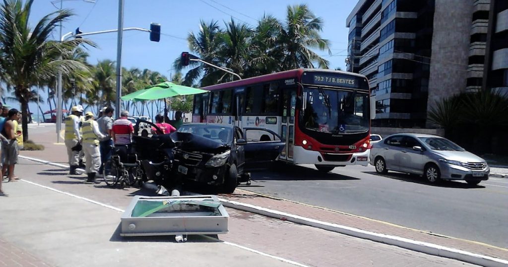 Motorista perde controle de veículo e invade ciclovia na Ponta Verde