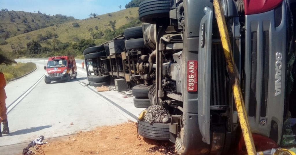 Tombamento de carreta deixa um morto e um ferido em Flexeiras