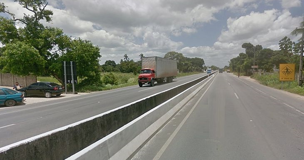 Sete pessoas ficam feridas após capotamento de van na BR104 (Crédito: Reprodução/Google Street View)