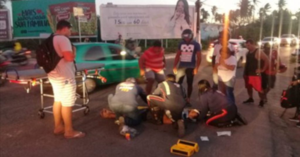 Homem fica ferido ao colidir com moto 50Cc em caminhão