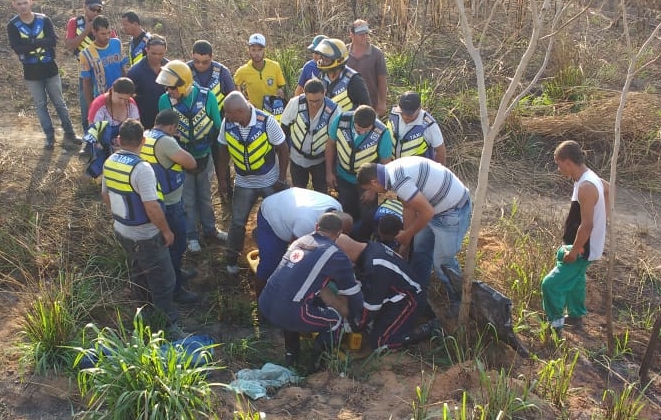 Com o impacto da batida, o garupa da moto, identificado como Flávio Jorge, foi arremessado a cerca de 50 metros do local do acidente (Crédito: xReprodução/Leonardo Santana)