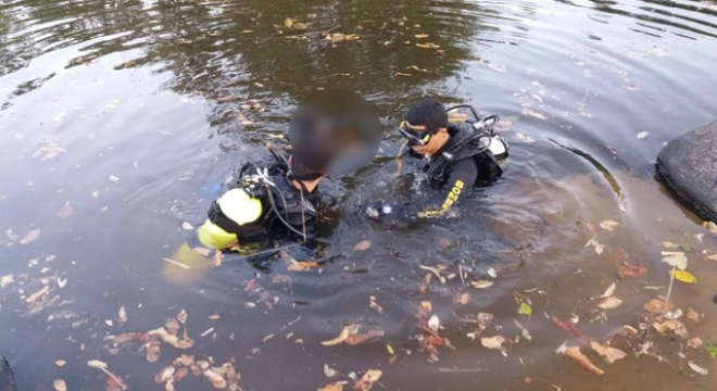 Momento em que mergulhadores retiram o corpo do adolescente que morreu afogado na cidade de Viçosa-AL