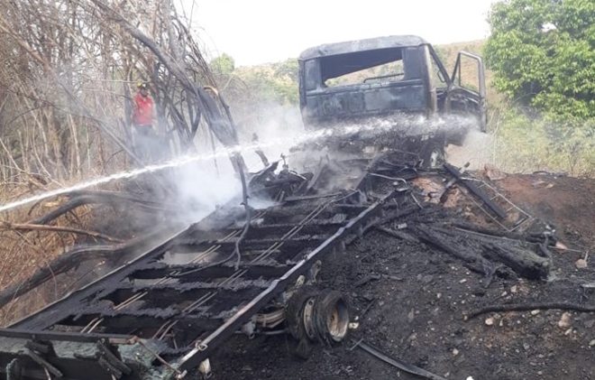 Três viaturas do Corpo de Bombeiros Militar foram acionadas para debelar o fogo, que acabou destruindo todo o caminhão (Crédito: Cortesia)