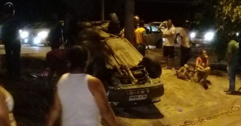 Condutor perde controle de veículo e capota