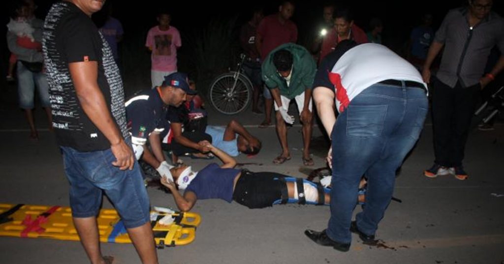 Colisão entre moto e carroça deixa pai e filha feridos