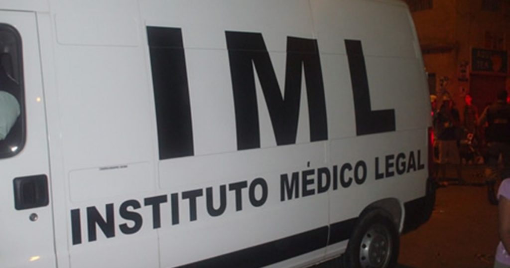 Mulher é morta a facadas e jovem é assassinado a tiros