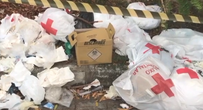 Lixo hospitalar é descartado de forma irregular e maternidade é autuada em Maceió (Crédito: Reprodução/Redes Sociais)