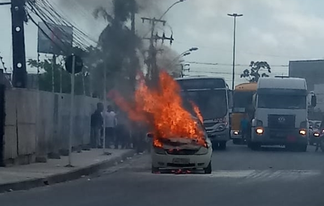 Ao perceber as chamas, o condutor saiu do automóvel e acionou o Corpo de Bombeiros (Crédito: Cortesia)