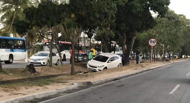 Com o impacto da colisão, o carro de modelo Chevrolet Onix, invadiu o canteiro central da Avenida Durval de Góes Monteiro (Crédito: Cortesia)