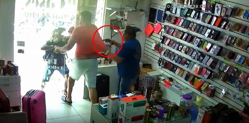 Vídeo mostra momento em que loja de celular é assaltada na Ponta Verde