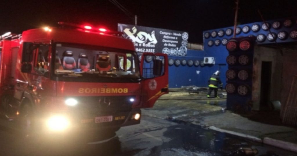 Corpo de Bombeiros é acionado para conter incêndio na parte alta da capital