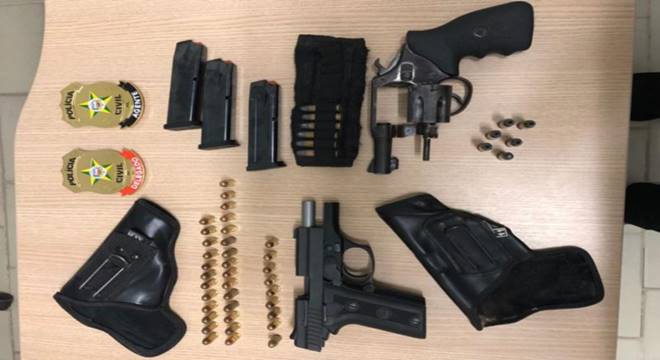 Durante o flagrante, a polícia encontrou uma pistola .380, com 30 munições — © PC/AL