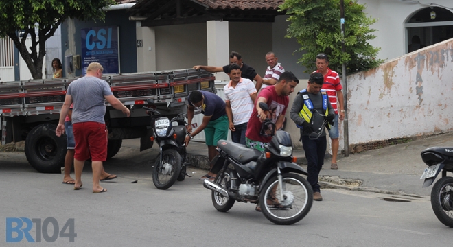 No total, cinco veículos foram atingidos pelo caminhão; ninguém ficou ferido — © Gustavo Lopes/BR104