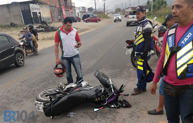Mototaxista fica ferido após carro colidir na traseira de moto em União dos Palmares (Crédito: Cortesia)