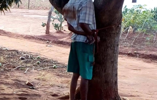 Acusado de estupro, homem é espancado e amarrado em árvore (Crédito: Reprodução)
