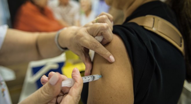 Em algumas cidades, vacinas já estão em falta e outras estão preste a acabar (Crédito: Agência Brasil)