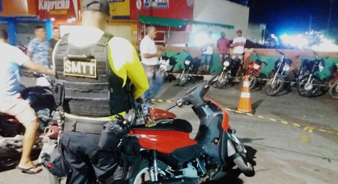 Proprietário do veículo passava pelo estacionamento, quando se deparou com a motocicleta parada no local (Crédito: Assessoria)