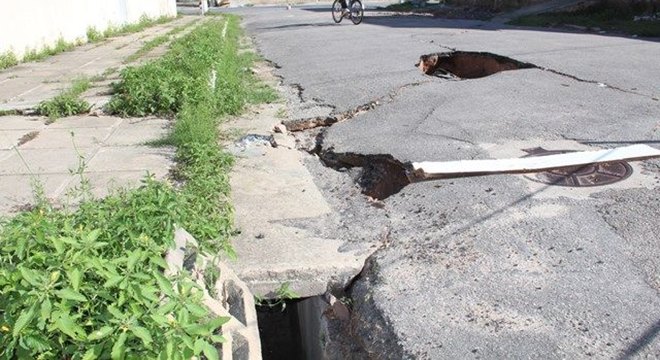 Rachaduras no bairro do Pínheiro, em Maceió (Crédito: Sandro Lima)