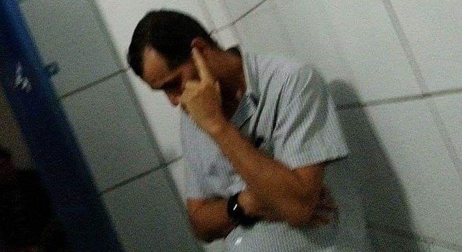 Servidor municipal é detido após instalar câmera para flagrar mulheres em banheiro (Crédito: Reprodução)