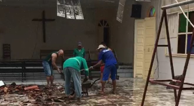 Voluntários fazendo a limpeza dos escombros (Crédito: Reprodução)