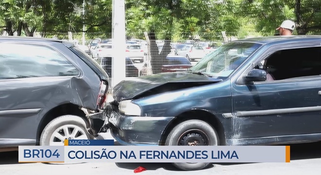 Acidente aconteceu em frente ao Hospital Universitário (HU), na Avenida Lourival Melo Mota (Crédito: BR104)