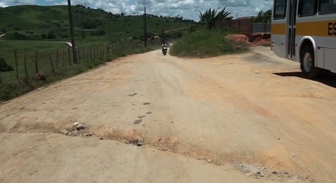 Alunos enfrentam dificuldades por má condição de estrada em Santana do Mundaú (Crédito: BR104)