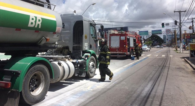 Caminhão-tanque pega fogo e deixa trânsito lento em avenida de Maceió (Crédito: CBM/AL)