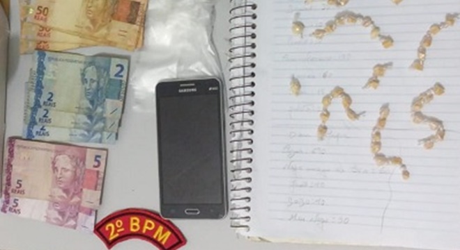 Na ação policial, foram apreendidas maconha, crack, dois aparelhos celulares e ainda R$ 316,00 (Crédito: PM/AL)