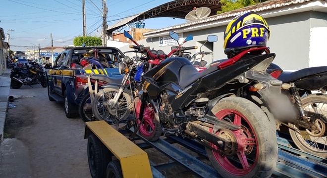 O condutor e a motocicleta foram encaminhados à Delegacia de Polícia Civil (PC) de Teotônio Vilela (Crédito: Ascom/PRF)