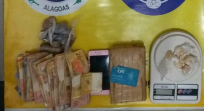 Polícia encontrou mais de meio quilo de maconha e R$ 3 mil na residência do suspeito (Crédito: Cortesia)
