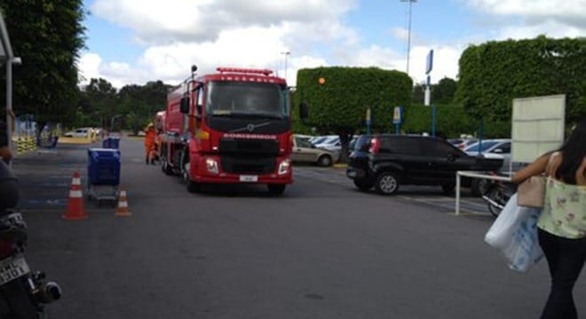 Incêndio atinge loja dentro de supermercado e assusta comerciantes