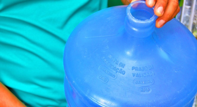 Vigilância Sanitária alerta para validade dos garrafões de água mineral (Crédito: Carla Cleto)