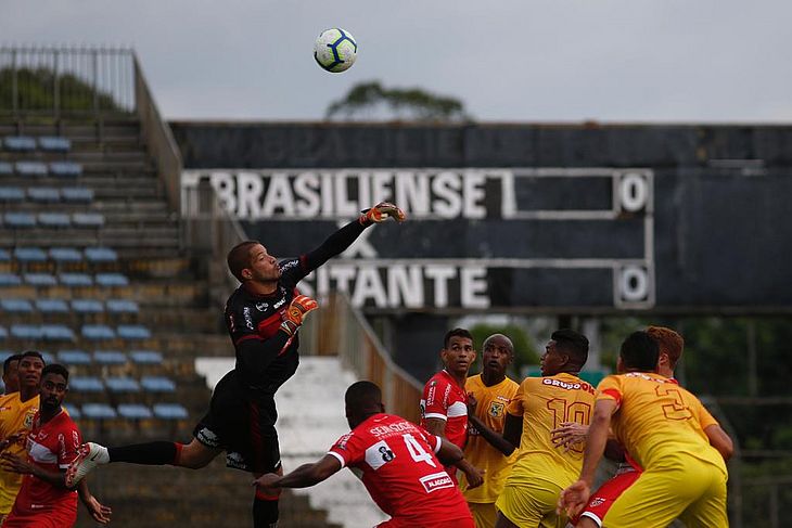 Goleiro Edson Mardden garantiu o empate em Taguatinga (Créditos: Reprodução/Imagem-Igor Estrela
