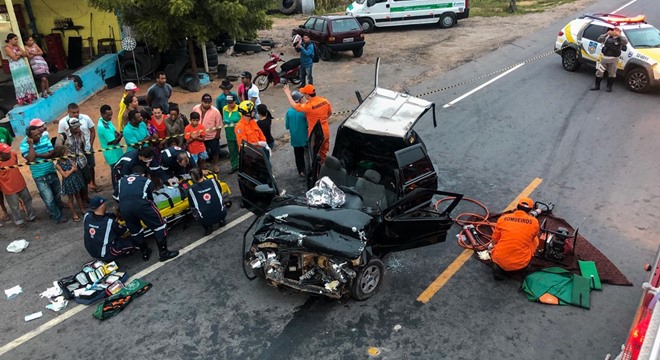 Acidente aconteceu durante a madrugada deste sábado (30), no município de Olho d’Água das Flores, no Sertão alagoano (Crédito: CBM/AL)