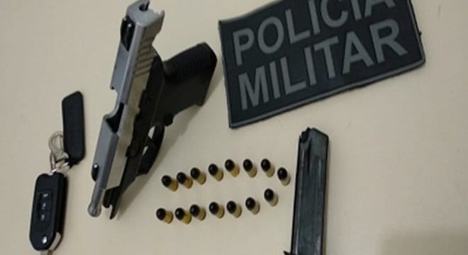 Arma foi encontrada durante a revista no interior do carro (Crédito: PM/AL)