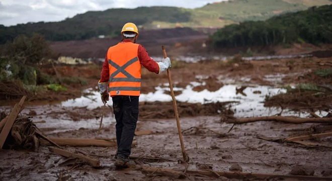 Bombeiros buscam desaparecidos em mar de lama (Crédito Douglas MagnoAFP)