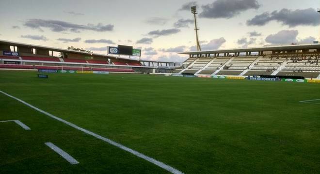 Estádio Rei Pelé passa por preparação para mais um clássico (Créditos: Reprodução/Imagem-Denison Roma)