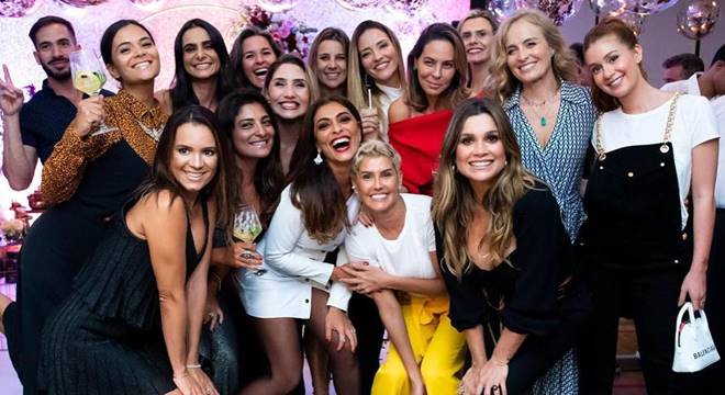 Juliana Paes recebe festa de aniversário surpresa (REPRODUÇÃO)