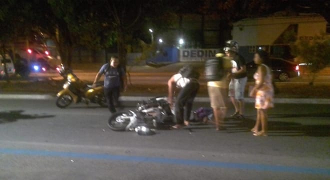 Homem fica ferido após colisão entre ônibus e moto em Maceió