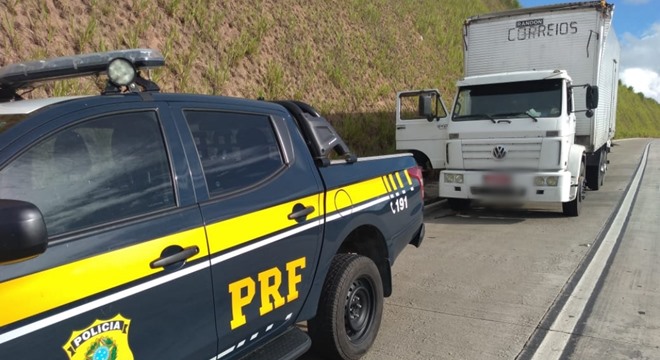 Caminhão havia sido roubado no dia 28 de março deste ano, por volta das 18h40, no município (Crédito: Ascom/PRF)