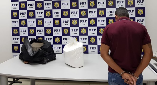 O material estava dentro de uma mala, envolto em um saco plástico, com espumas em volta (Crédito: Ascom/PRF)