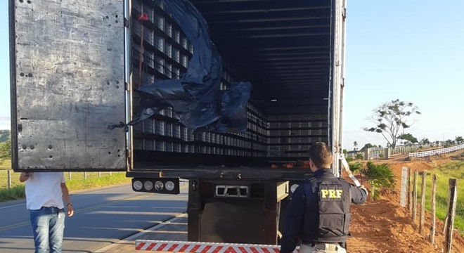 O veículo estava sem placa de identificação e o compartimento de carga violado e vazio (Crédito: Ascom/PRF)