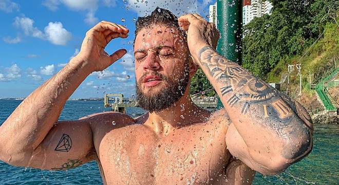 Rodrigo Godoy exibindo seu corpo durante clique ousado de sua esposa (REPRODUÇÃO)