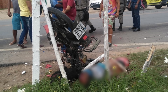 Segundo a polícia, o motociclista foi atingido por um veículo que seguia na contramão (Crédito: Cortesia)