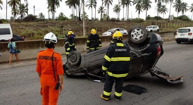 Só entre essa sexta-feira (1°) e a manhã deste sábado (02), cerca treze acidentes de trânsito foram registrados em Maceió e no interior (Crédito: CBM/AL)