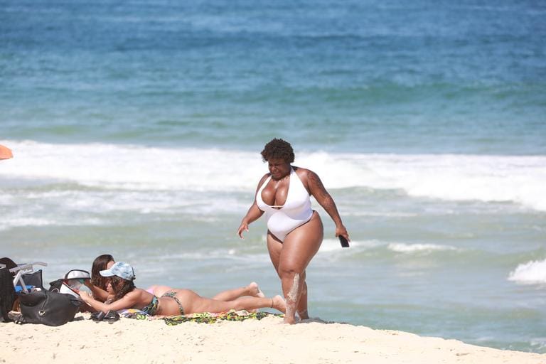 JoJo Todynho exibindo seu look tendência na praia (REPRODUÇÃO: CONTIGO!)