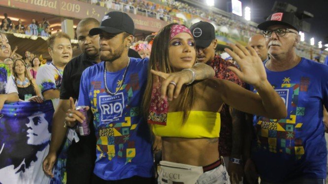 Neymar é visto curtindo o carnaval quando deviria estar em tratamento (Créditos: Alexandre Cassiano)