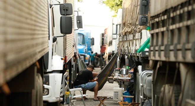 A proposta apresentada pelo ministério prevê que os próprios caminhoneiros vão ajudar a realizar a fiscalização da tabele de fretemultas de motoristas que fizerem as denúncias (Crédito: Agência Brasil)
