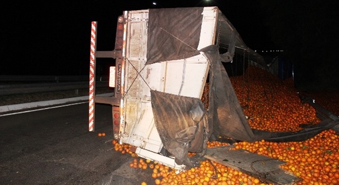 Acidente aconteceu na noite dessa terça feira (02), em Pilar; caminhão estava carregado com laranjas (Crédito: Maury Jr./Matão Urgente)
